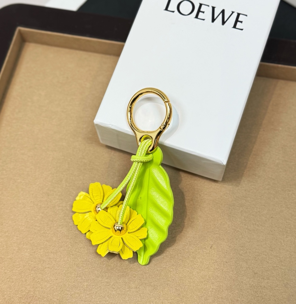 Loewe chamomile flower pendant accessory